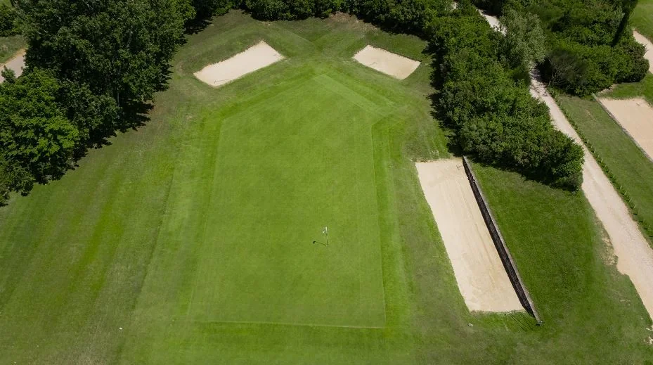 Vue aérienne d’un green et de ses bunkers — Golf du Domaine de Manville