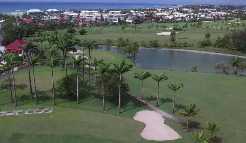 Vue aérienne du parcours et de son plan d’eau — Golf international de Saint-François
