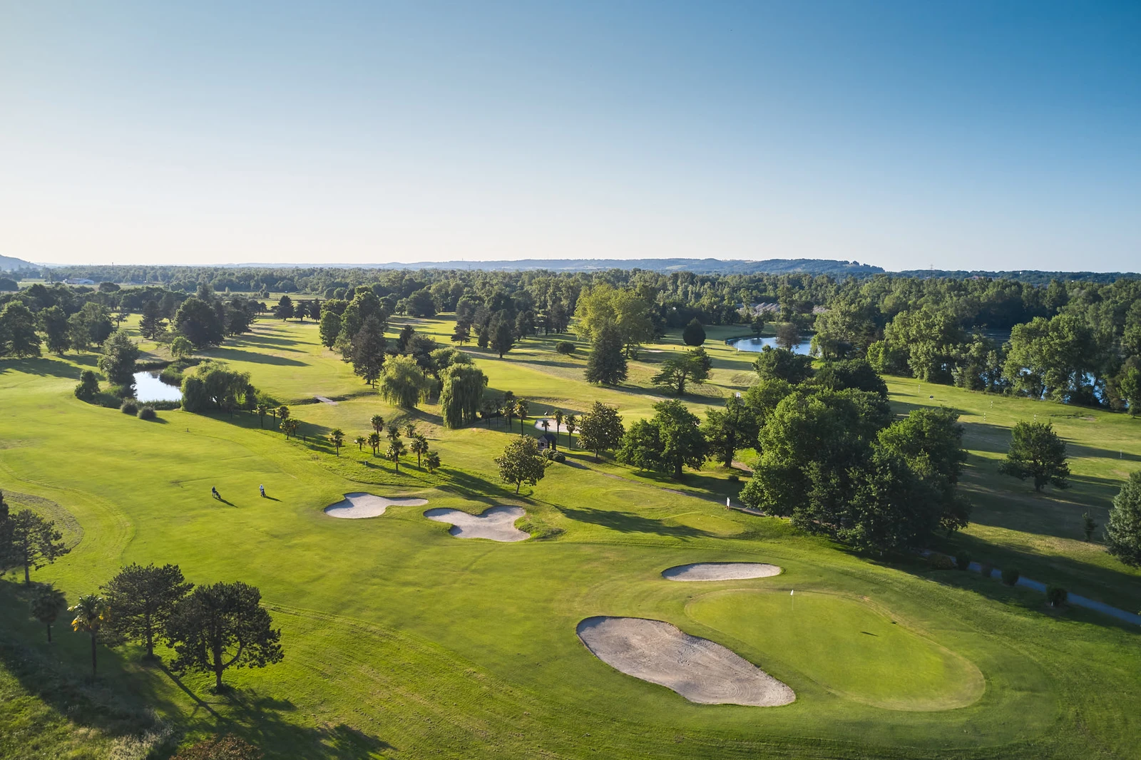 Vue aérienne des fairways, bunkers et plans d’eau du Golf Bluegreen Pau-Artiguelouve.