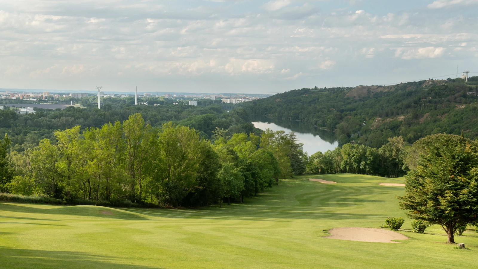 Fairway et bunkers du Golf Club de Toulouse dominant la vallée de la Garonne.