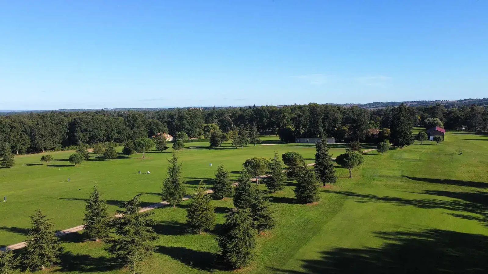 Vue aérienne des fairways arborés du Golf de Palmola.