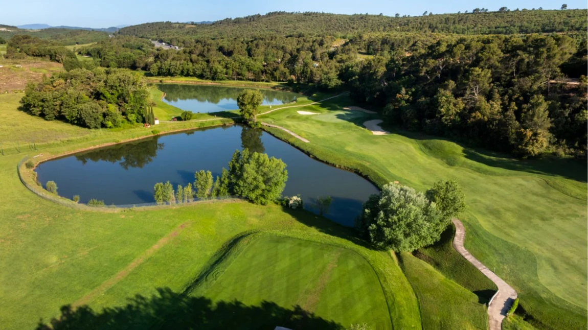 Vue aérienne des fairways, greens et obstacles d’eau du Golf de Barbaroux.