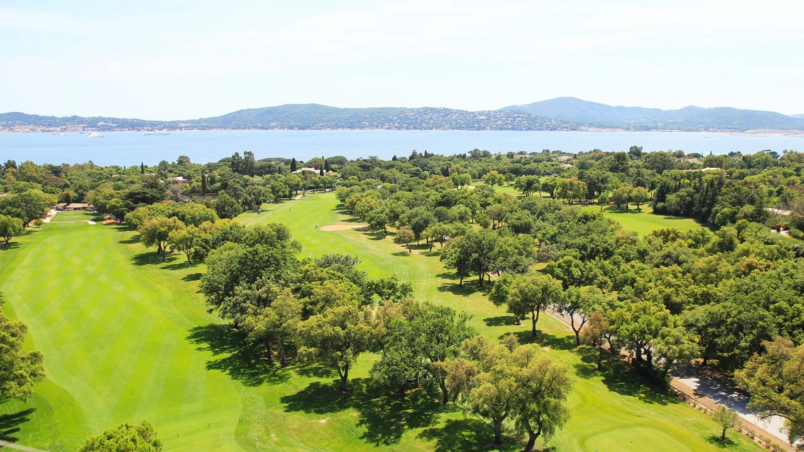 Fairways et greens du Golf de Beauvallon, avec le golfe de Saint-Tropez à l’arrière-plan.