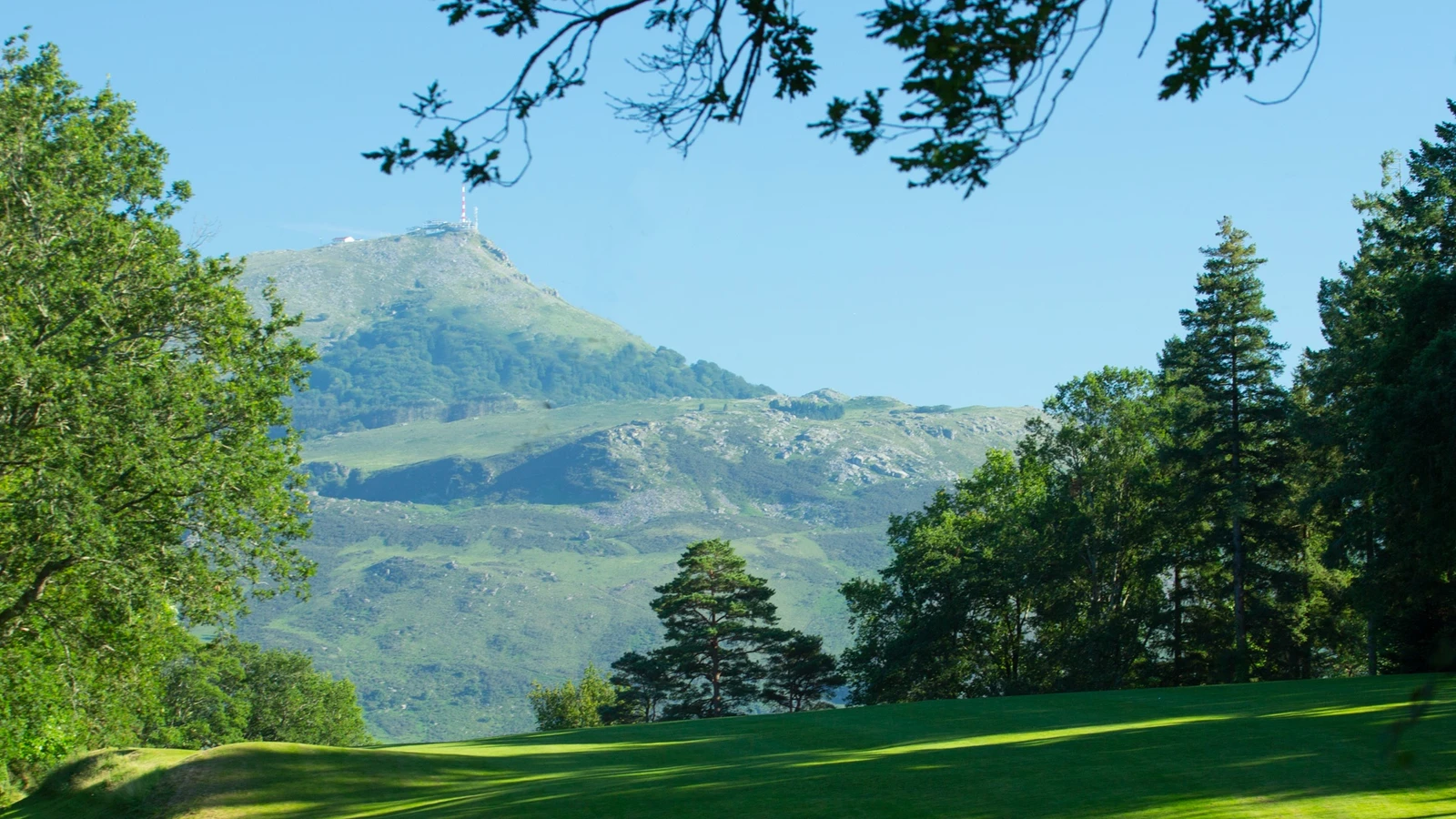 Vue sur une portion du parcours arboré de Chantaco et les reliefs du Pays basque.