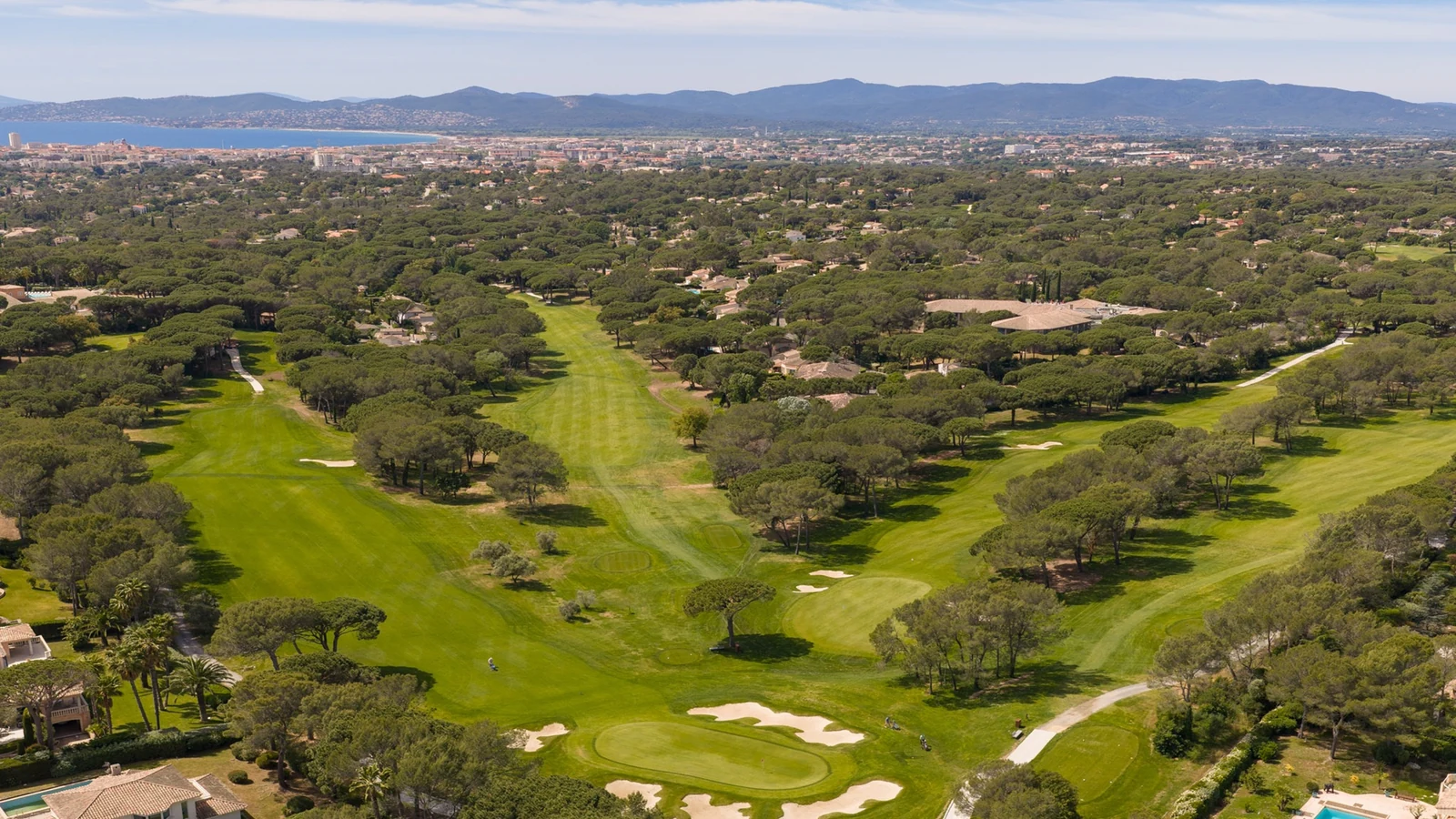 Vue aérienne des fairways et bunkers du Golf de l’Estérel dans la pinède de Valescure.