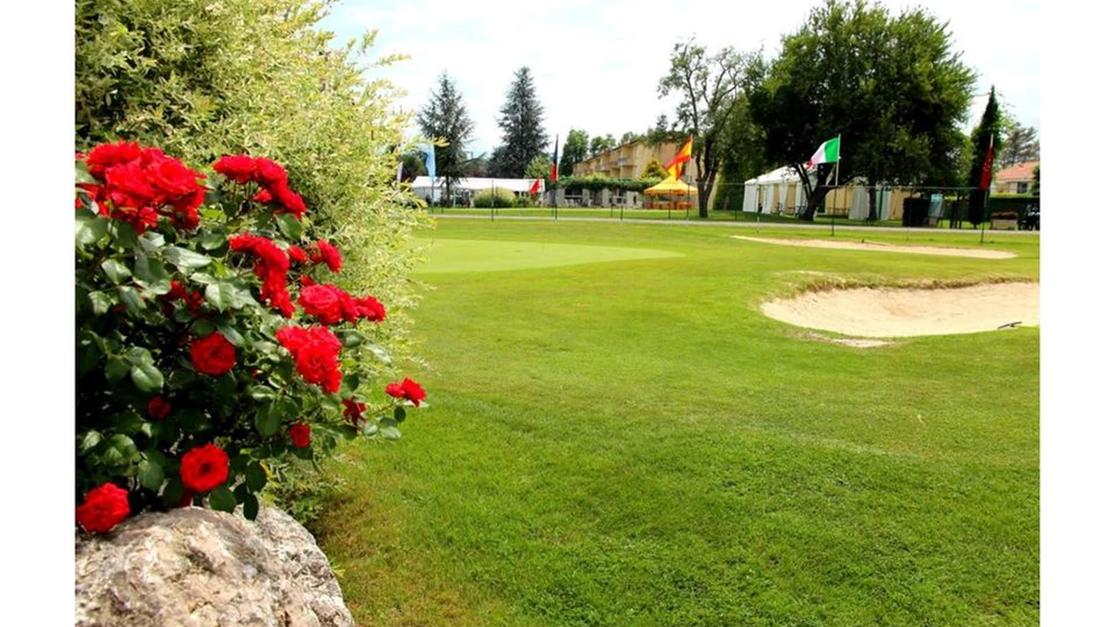 Green et bunker du trou 9 du Golf de Salies-du-Salat.