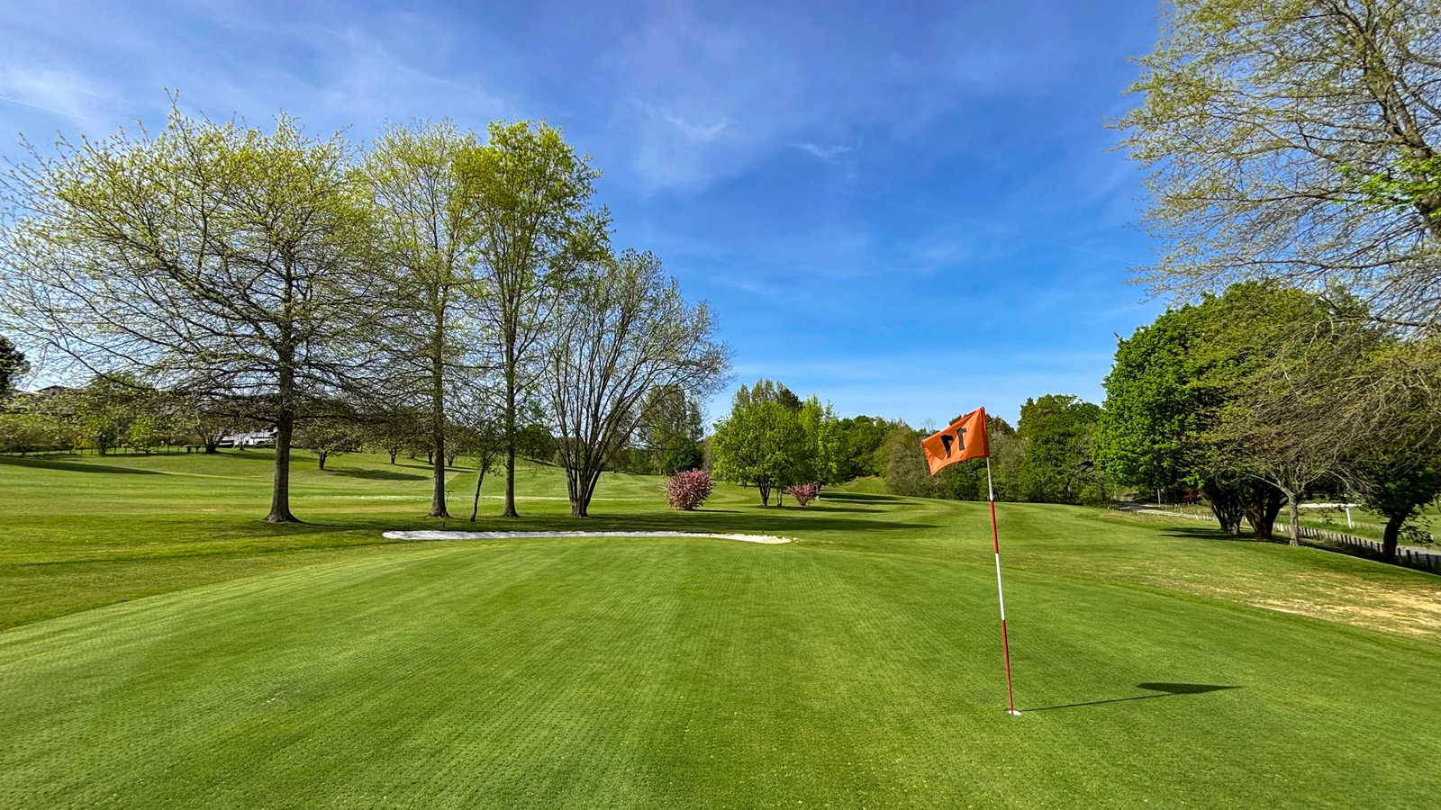Green au drapeau rouge et fairway arboré du Golf Epherra à Souraïde.