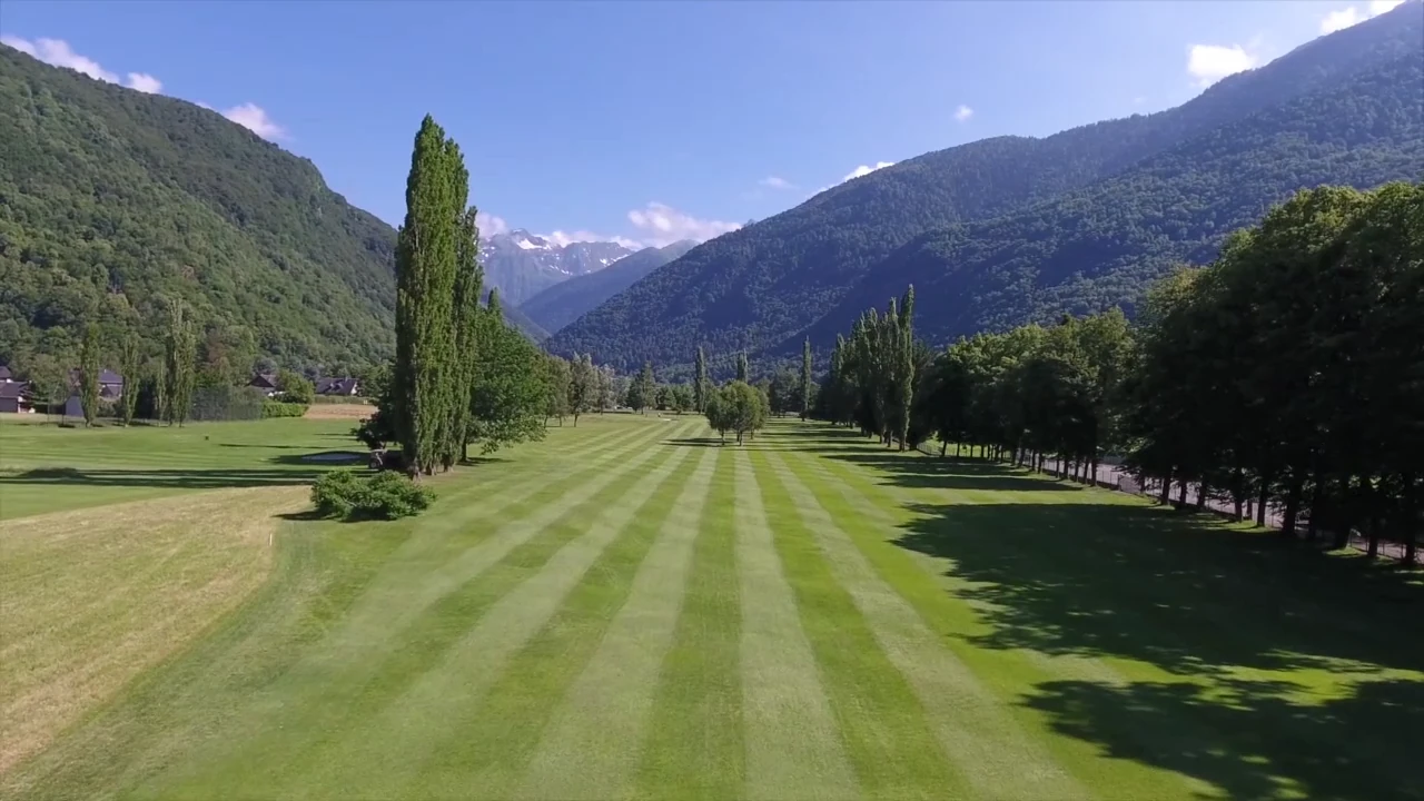 Fairway du Golf Municipal de Luchon dans la vallée, au pied des montagnes.