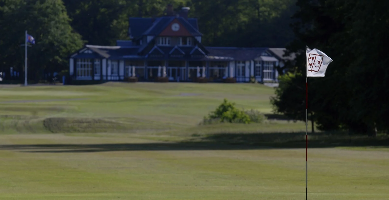 Drapeau et club-house du Golf de Chantilly