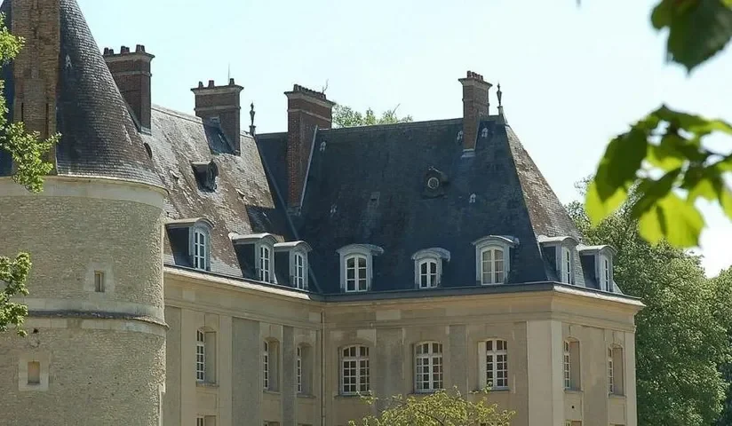 Château de Bertichères, bâtiment du country club