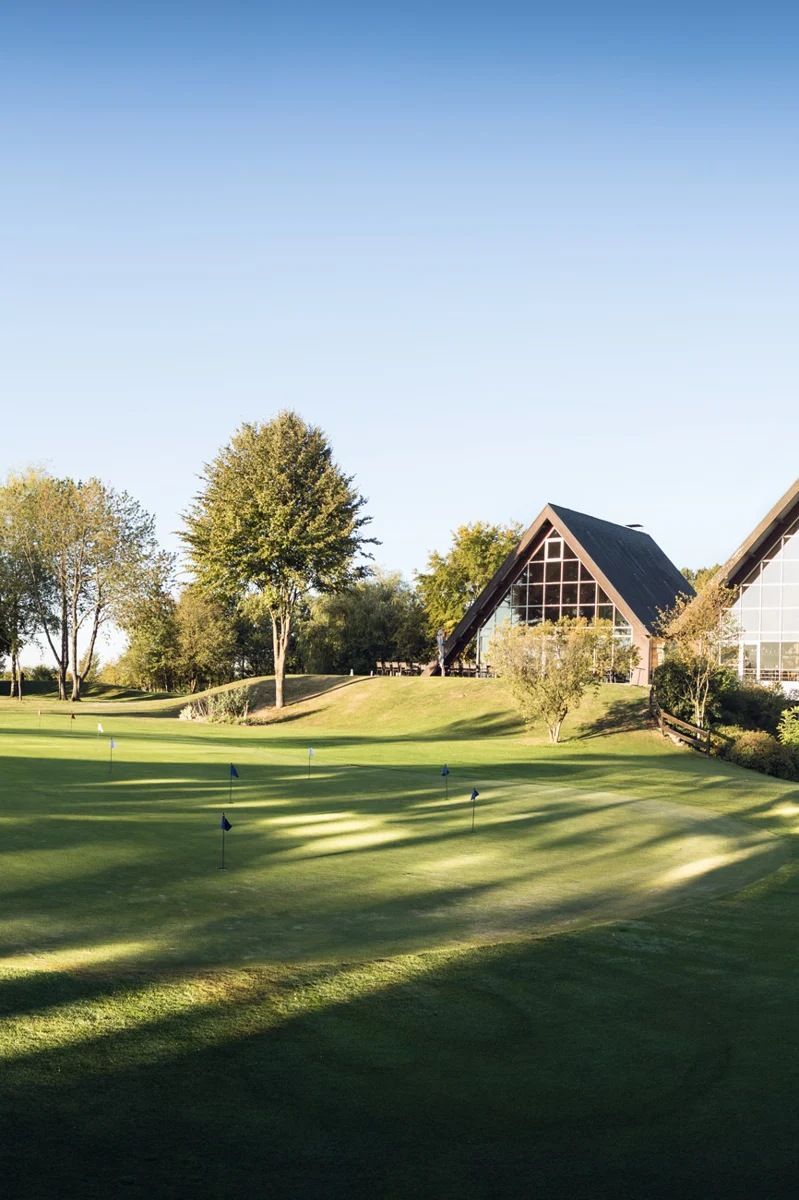 Vue du green près du club-house d’Amiens