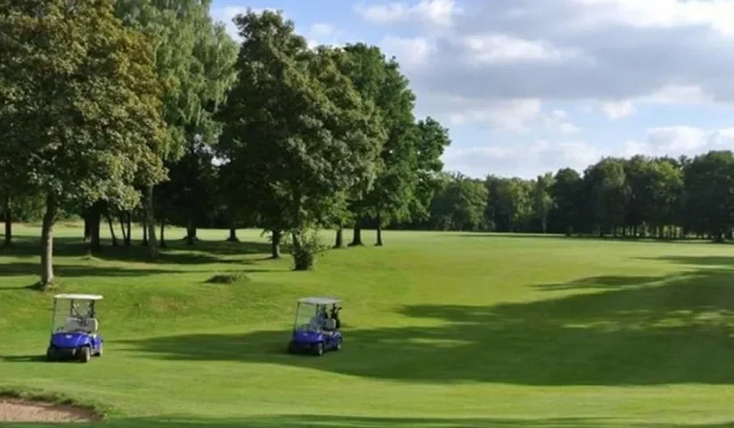 Fairway bordé d’arbres et voiturettes à Chaumont-en-Vexin