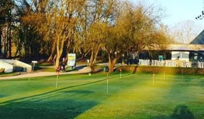 Zone de putting et bâtiment du golf de Marolles-en-Brie