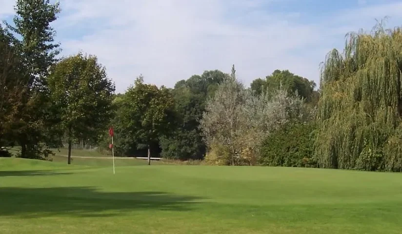Green et arbres du golf de Marolles-en-Brie