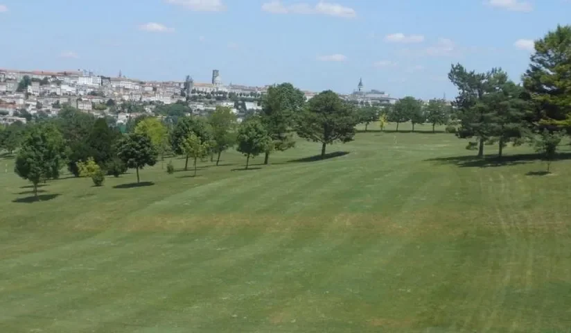 Fairway arboré avec ville à l’horizon — Golf d’Angoulême — L’Hirondelle