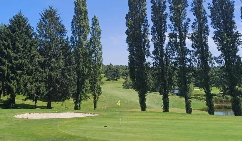 Green bordé de peupliers — Golf international de la Prèze