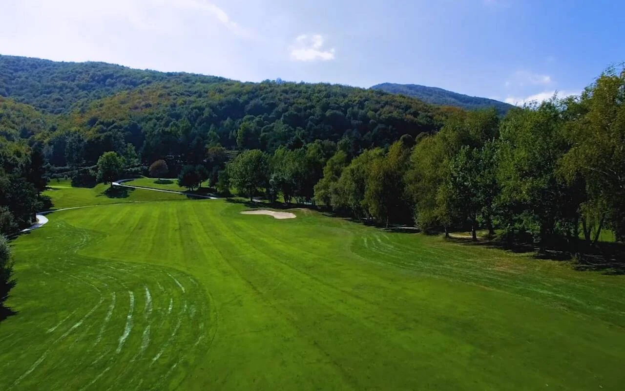 Fairway dans les montagnes boisées — Golf du Domaine de Falgos