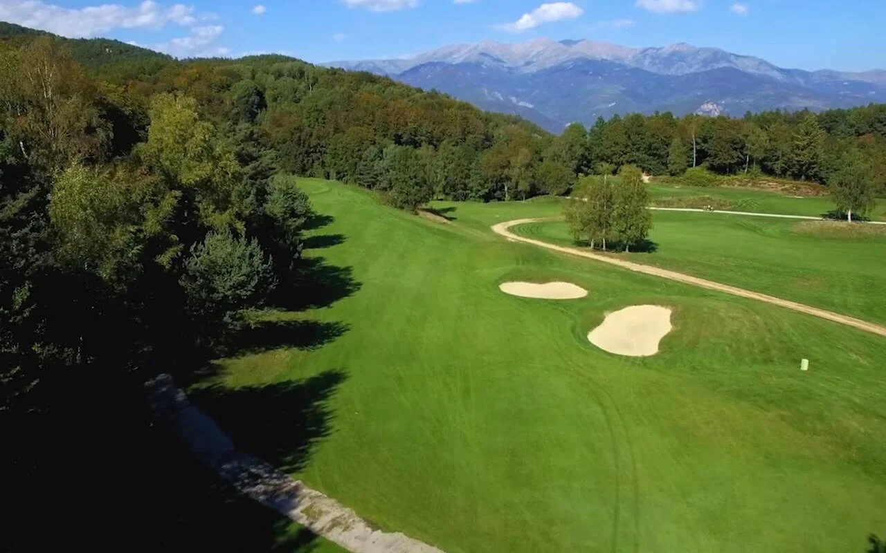 Parcours et bunkers face aux sommets — Golf du Domaine de Falgos