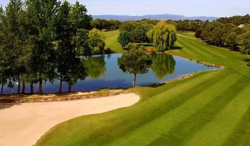 Fairway, bunker et obstacle d’eau — Golf de Carcassonne