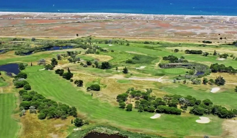 Vue aérienne du parcours près du littoral — Golf de Saint-Cyprien