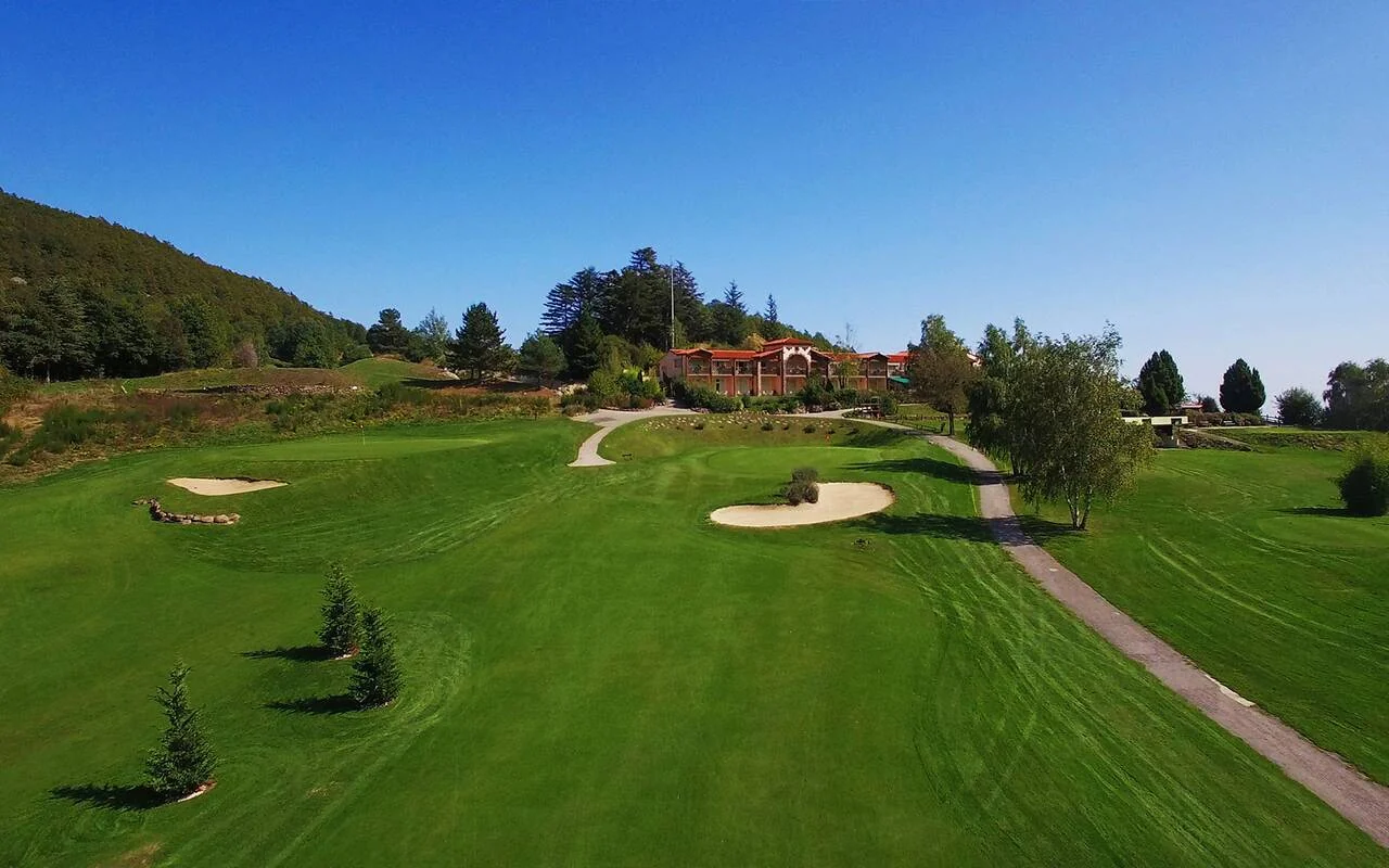 Green et bunkers face aux bâtiments du domaine — Golf du Domaine de Falgos