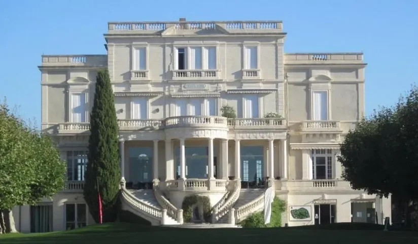 Façade du château du domaine — Golf de Nîmes Campagne