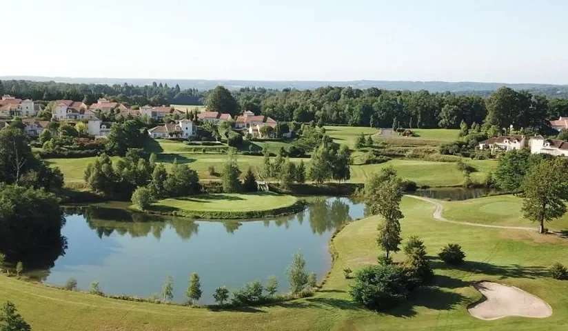 Vue du plan d’eau et des greens — Golf international de la Prèze