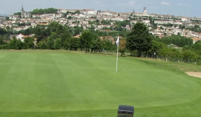 Green avec drapeau devant la vieille ville — Golf d’Angoulême — L’Hirondelle