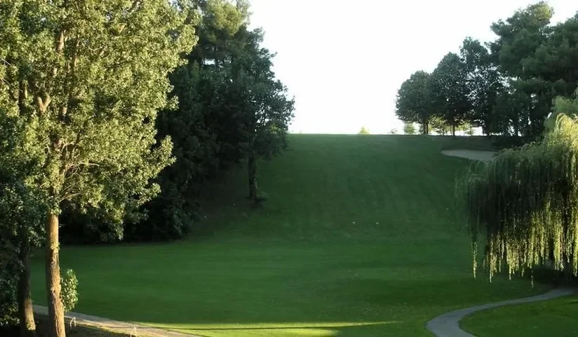 Allée de jeu entre les arbres — Golf de Carcassonne