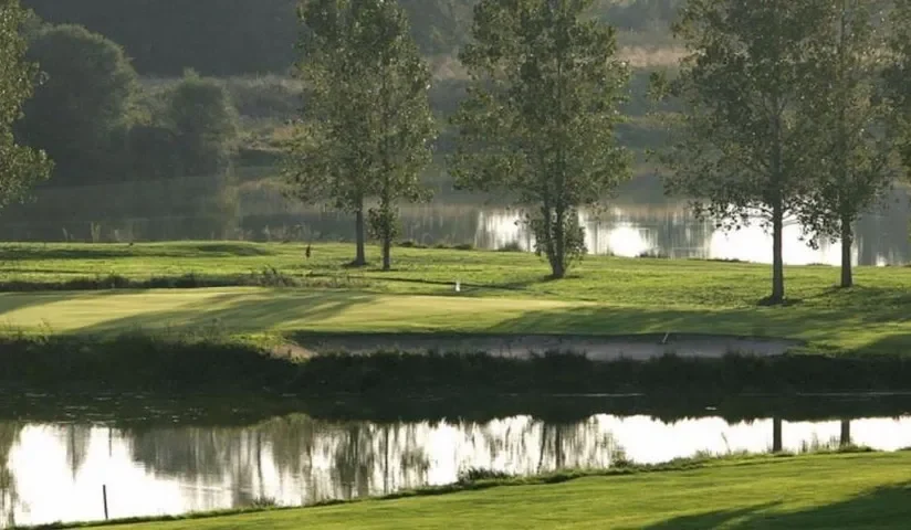 Parcours et reflet des arbres dans l’eau — Golf de la Jonchère