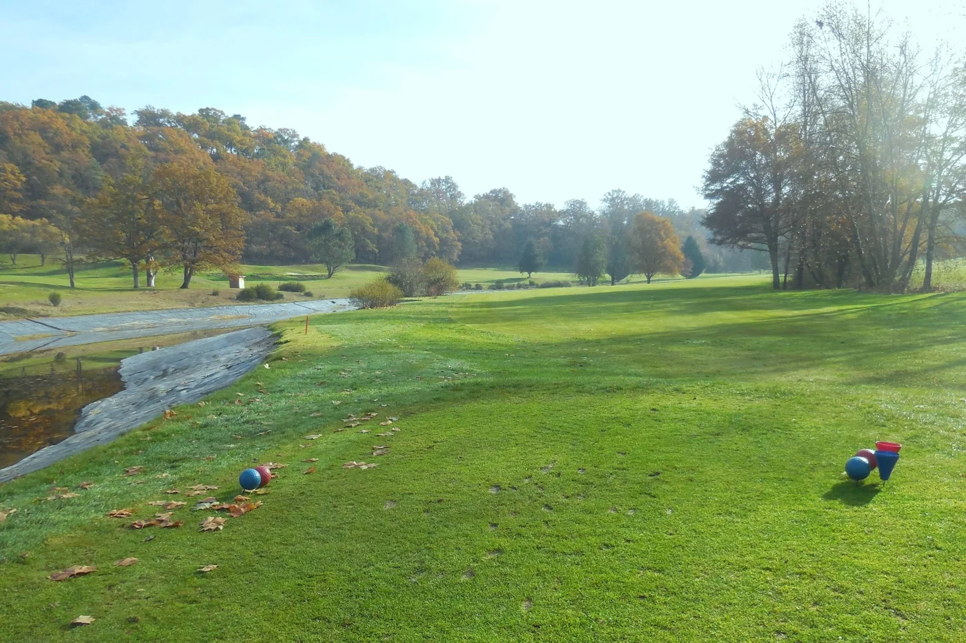 Fairway le long du cours d’eau — Golf de Brive-Planchetorte