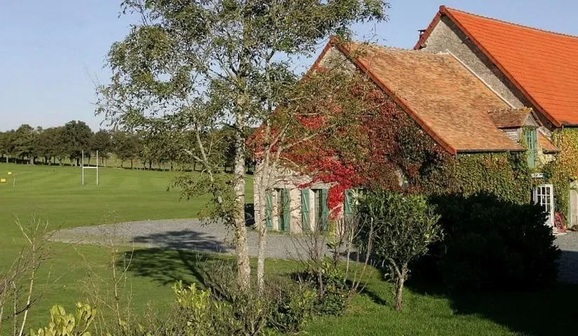 Bâtiment du club au bord du parcours — Golf de la Jonchère