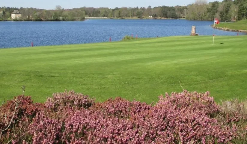 Green et bruyères au bord du lac — Golf du Coiroux — Aubazine
