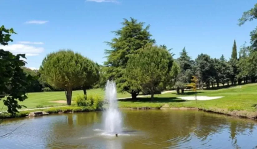 Plan d’eau et fontaine dans le parc — Golf de Nîmes Campagne