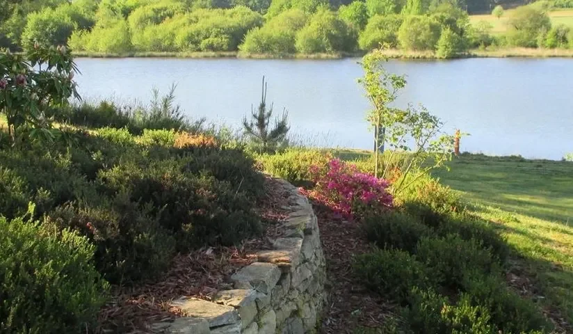 Massifs et muret au bord du lac — Golf du Coiroux — Aubazine