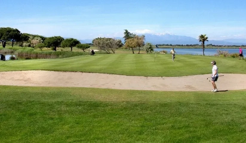 Joueurs au bord du bunker et de l’étang — Golf de Saint-Cyprien
