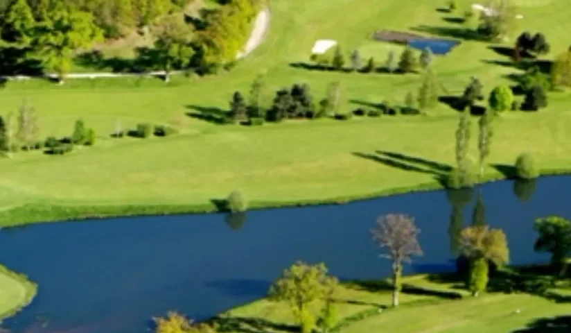 Vue du parcours et de son plan d’eau — Golf de Vézac Aurillac