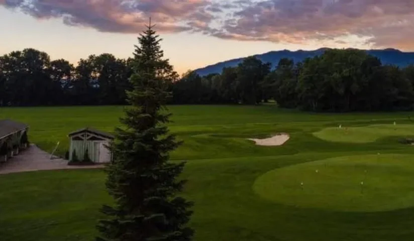 Parcours, bunker et arbres au crépuscule — Golf de Gonville