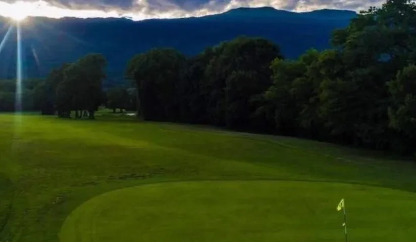 Green avec drapeau et montagnes — Golf de Gonville