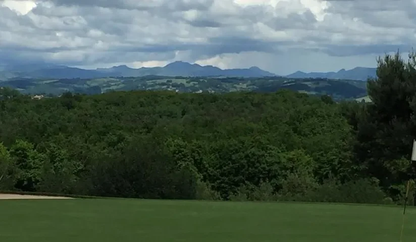 Panorama sur les monts du Cantal — Golf de Haute Auvergne