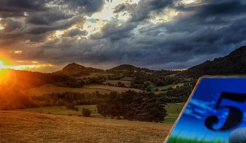 Repère de départ et paysage au coucher du soleil — Golf de la Plaine
