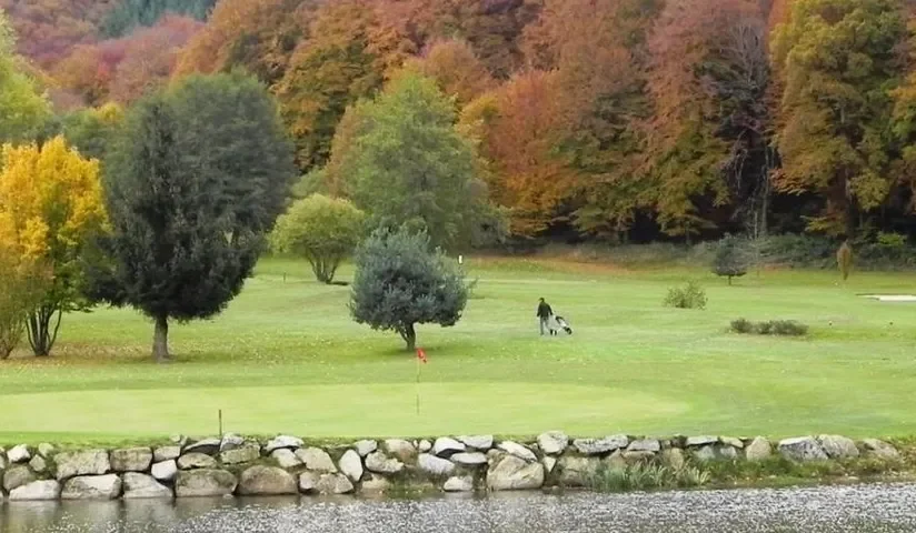 Joueurs sur une allée bordée d’arbres — Golf de Vézac Aurillac