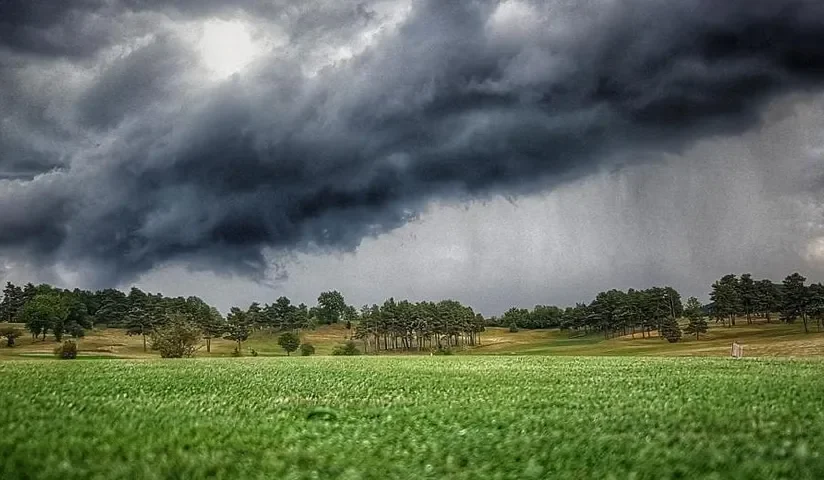 Allée de jeu sous un ciel orageux — Golf de la Plaine
