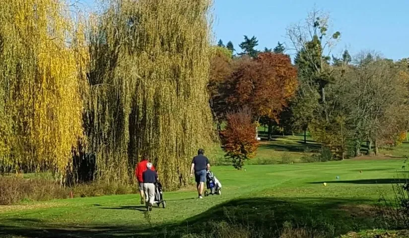 Golfeurs et chariots sur le parcours — Golf du Bois des Rochers