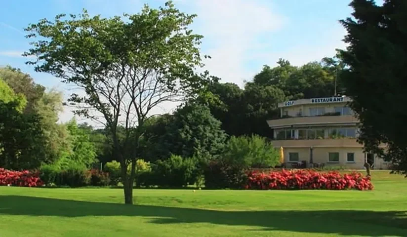 Arbres et bâtiment au bord du parcours — Golf des Chanalets