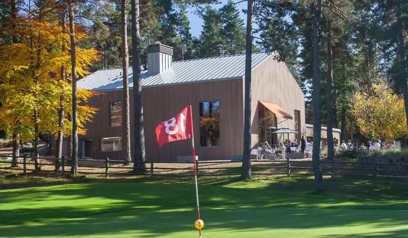 Green devant un bâtiment du club — Golf du Chambon-sur-Lignon