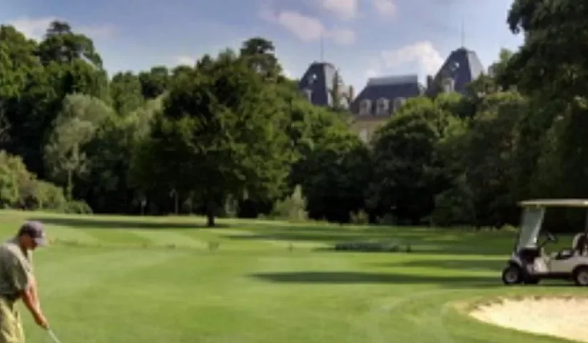 Joueur, voiturette et château à l’horizon — Golf d’Albon