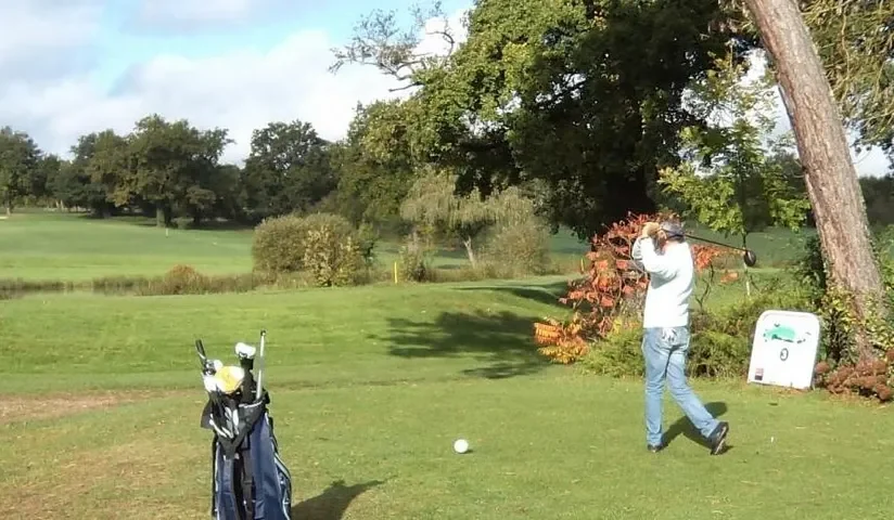Golfeur au départ — Golf Club du Val de Cher