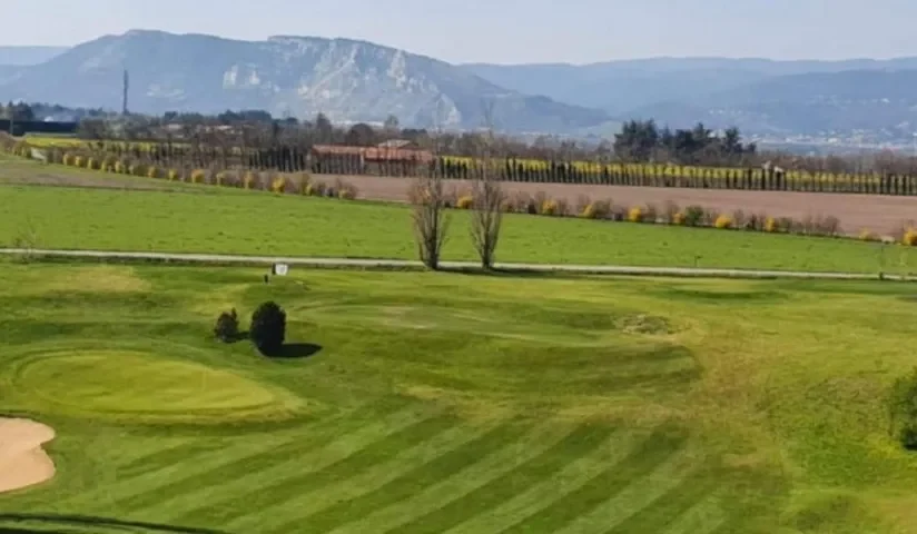 Green, bunker et montagnes à l’horizon — Golf des Chanalets