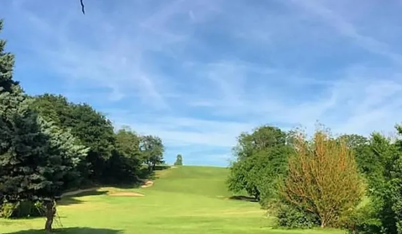 Allée de jeu bordée d’arbres — Golf des Chanalets